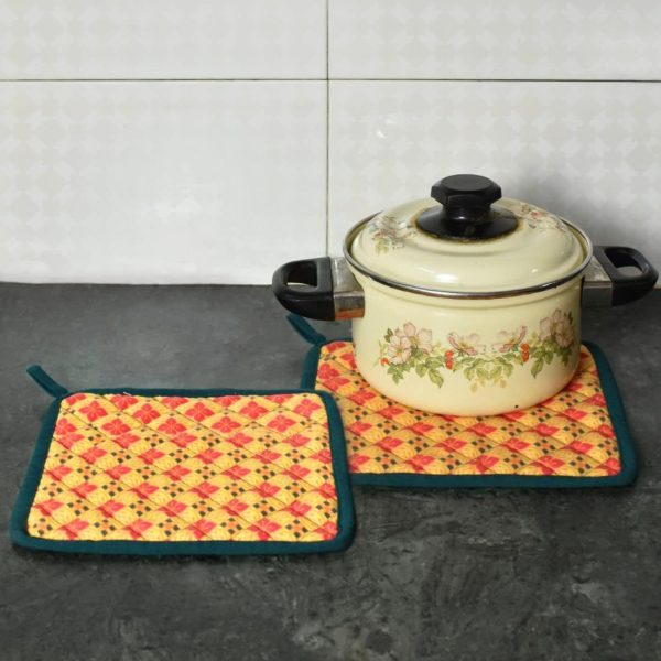 Indigifts Oven Microwave Pot Holders Set of 2| 8 x 8 Inch| Kitchen Cooking & Baking - Heat Resistant| Thick & Safe| Protection of Hands from Hot Utensils| Grill | Fabric- Cotton Duck | Poly Matty - Image 3